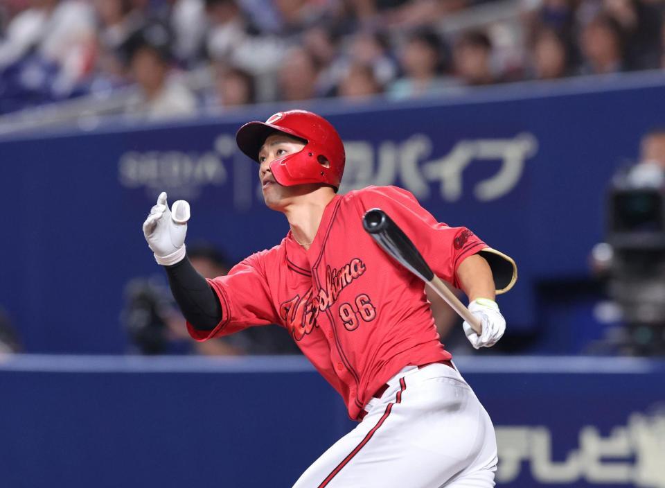 　１回、左越えソロを放つ中村奨成（撮影・市尻達拡）