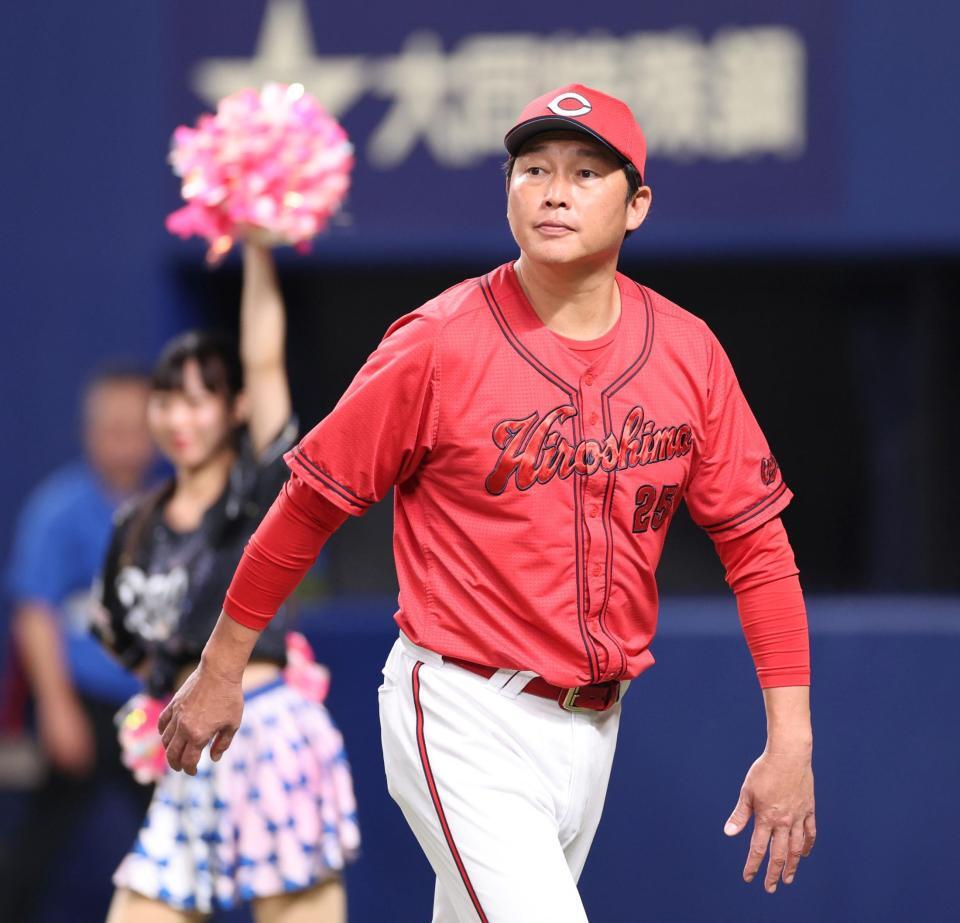 　７回の攻撃を終え、選手交代を告げる新井監督（撮影・市尻達拡）