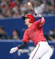 　６回、左越え３ランを放つ菊池