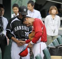 　試合前に水谷コーチ（左）の元へあいさつに訪れ、感極まり号泣する前田智＝２００４年