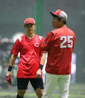 　１軍に合流し、新井監督と話をする佐々木（撮影・市尻達拡）