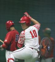 　１軍に合流し、フォームを確認する佐々木（撮影・市尻達拡）