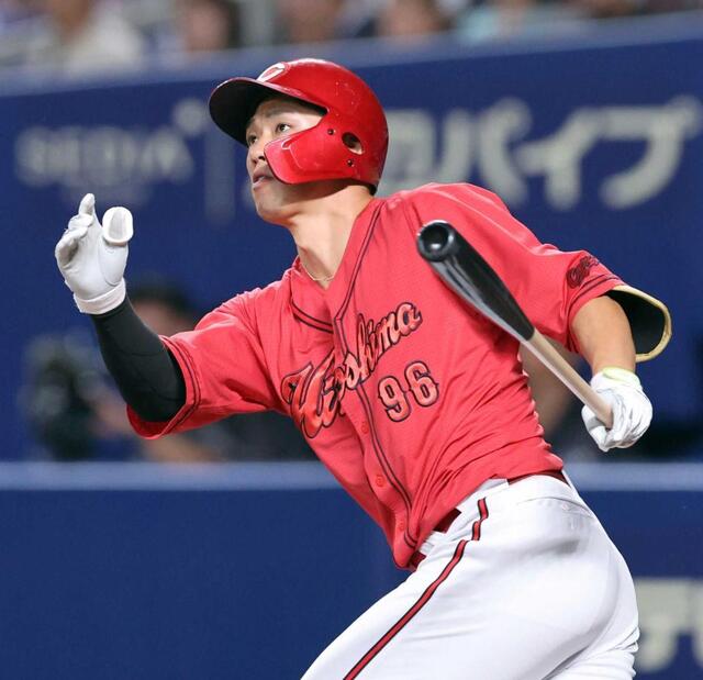 広島・中村奨成 プロ初先頭打者本塁打 盛、秋山らと併用「とにかく結果