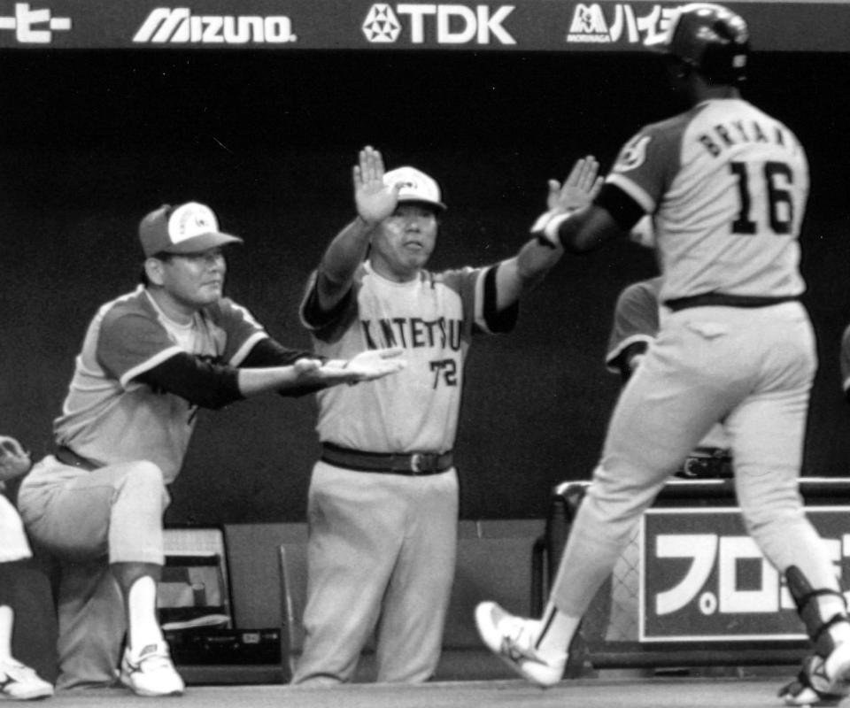 本塁打を放ったブライアントを迎える（中）＝94年９月