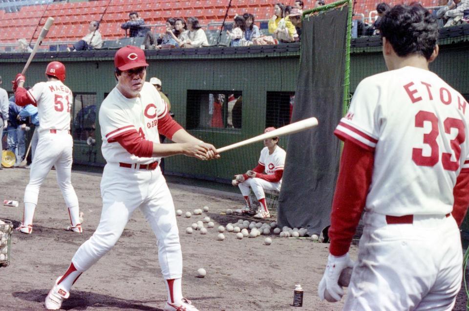 　広島・江藤智（右）を指導する広島・水谷実雄コーチ。左は前田智徳＝１９９１年４月２日