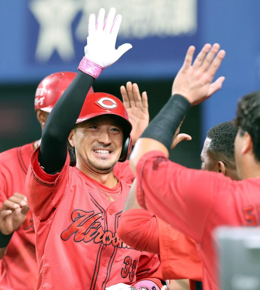 　６回、３ランを放ち、笑顔でタッチを交わす菊池（撮影・市尻達拡）