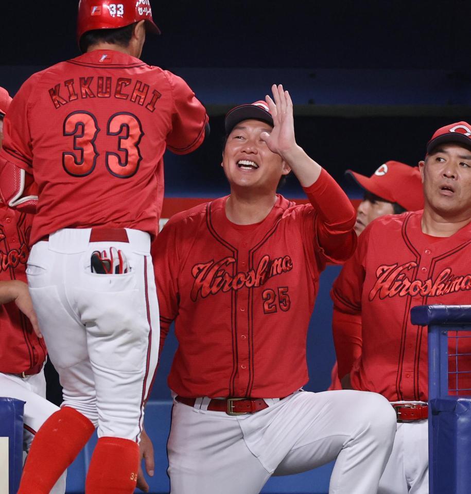 　６回、同点３ランの菊池を迎える新井監督