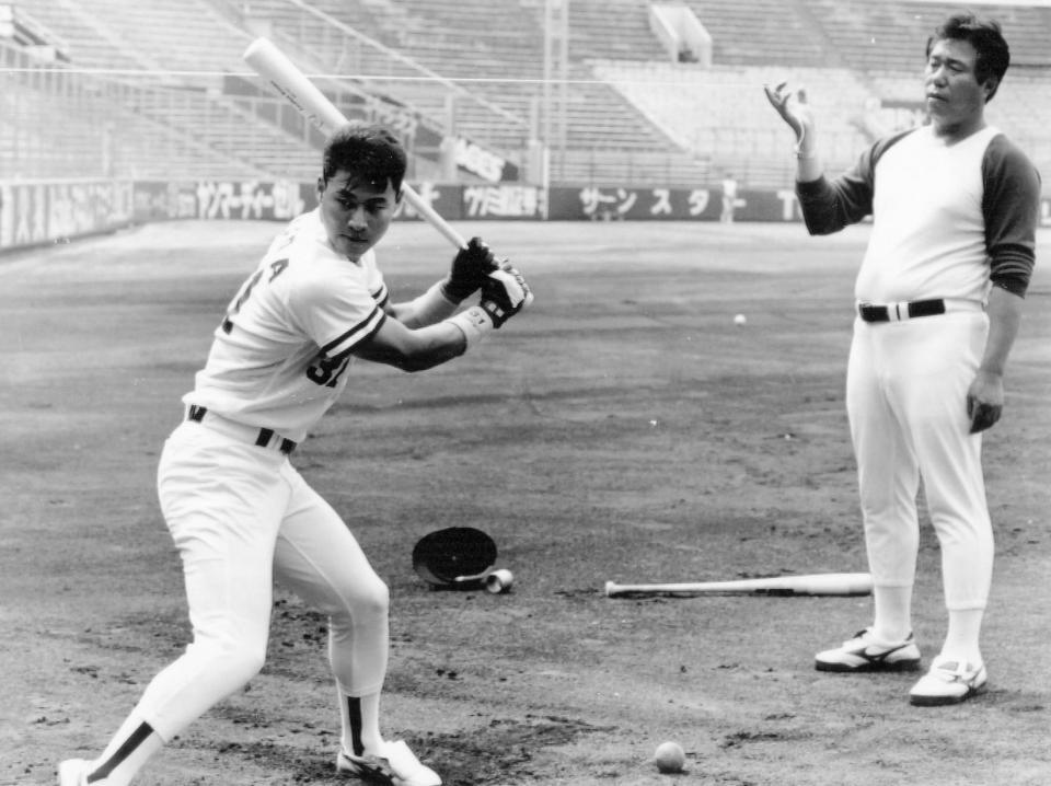　広島・前田智徳（左）を指導する水谷実雄コーチ＝１９９３年