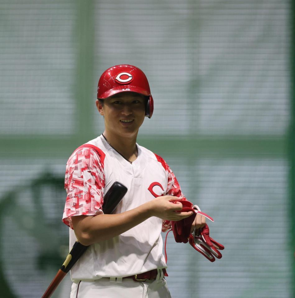 　１軍に合流し、打撃練習を終えて白い歯をのぞかせる佐々木（撮影・市尻達拡）