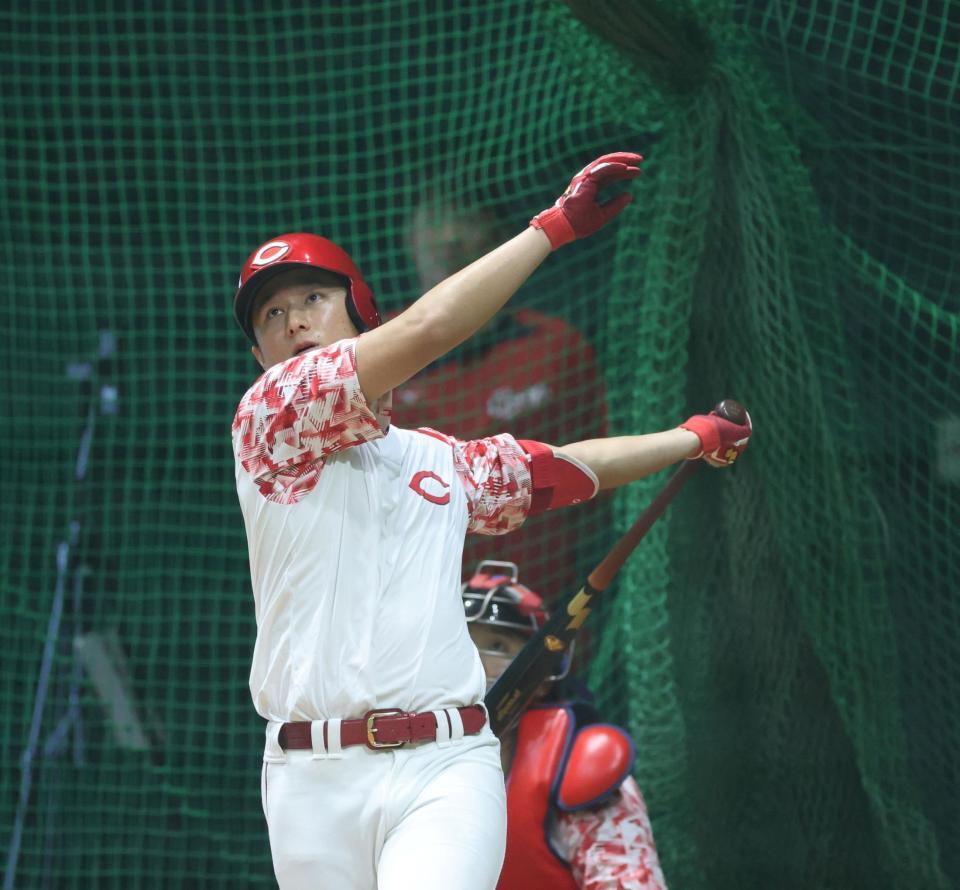 　１軍に合流し、シート打撃で鋭いスイングを見せる佐々木（撮影・市尻達拡）