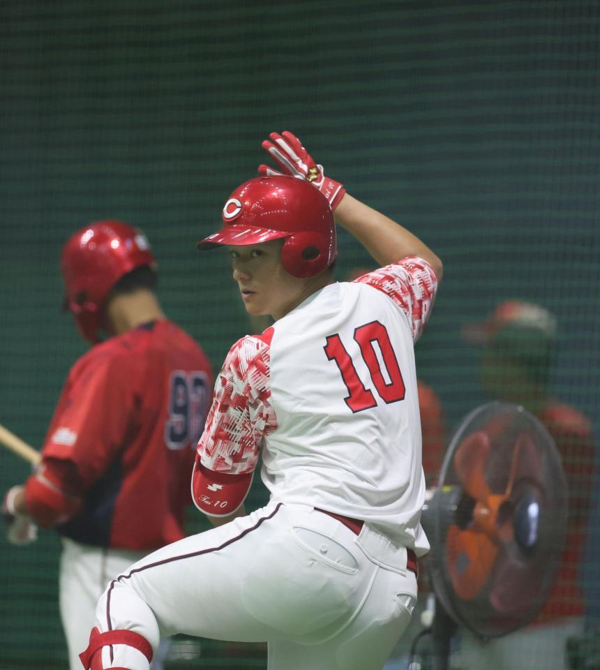 　１軍に合流し、フォームを確認する佐々木（撮影・市尻達拡）