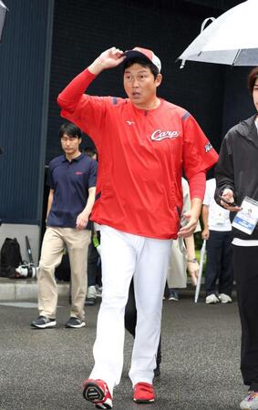 　練習を終え、引き揚げる新井監督（撮影・市尻達拡）