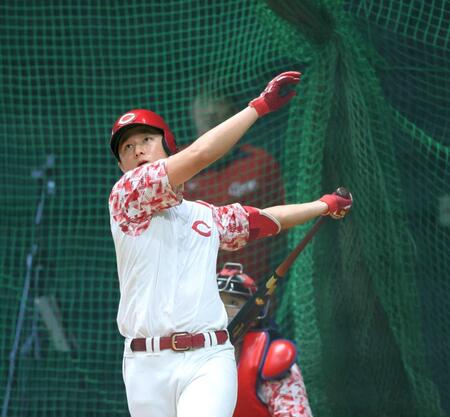 　１軍に合流し、シート打撃で鋭いスイングを見せる佐々木（撮影・市尻達拡）