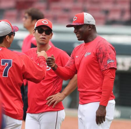 　チームに合流し、藤井ヘッドコーチ（左手前）とグータッチをするクレート通訳（右）＝撮影・市尻達拡