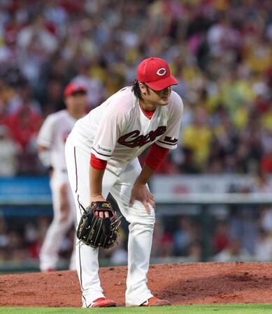 　３回、前川の打球が脚を直撃し、膝に手をつく床田（撮影・市尻達拡）