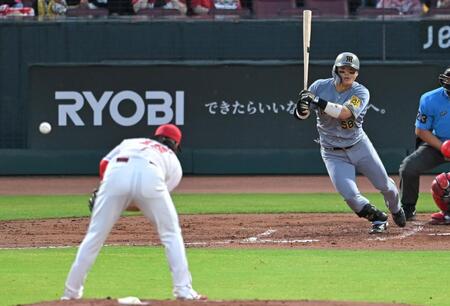 　３回、床田強襲の先制打を放つ前川（撮影・飯室逸平）