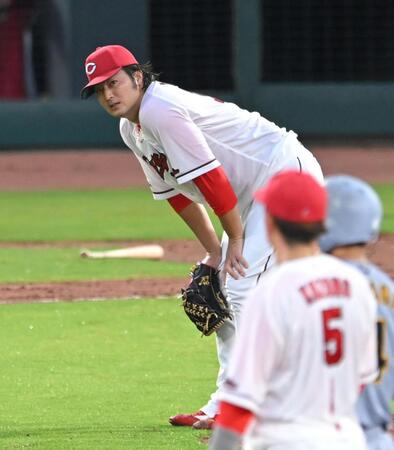 　３回、先制を許し、うなだれる床田（撮影・飯室逸平）