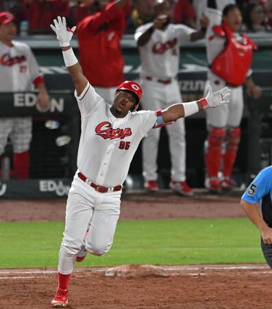 　３回、モンテロは逆転３ランを放ち歓喜のバンザイ（撮影・飯室逸平）