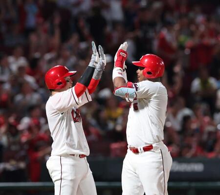 　３回、左越え３ランを放ち、小園とタッチを交わすモンテロ（撮影・市尻達拡）