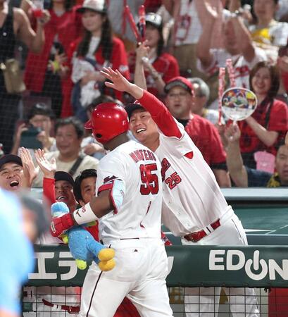 　３回、逆転３ランを放ったモンテロを祝福する新井監督（右）＝撮影・北村雅宏