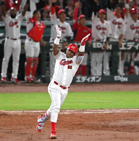 　３回、逆転３ランを放ち手を叩いて喜ぶモンテロ（撮影・飯室逸平）