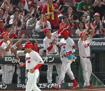 　３回、逆転３ランを放ったモンテロを歓喜の表情で迎える新井監督（中央）らカープナイン（撮影・飯室逸平）