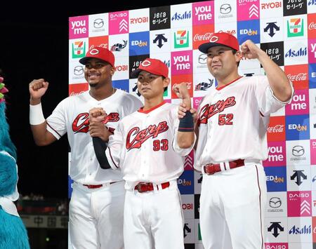 　お立ち台でポーズを決める（左から）モンテロ、前川、末包（撮影・市尻達拡）