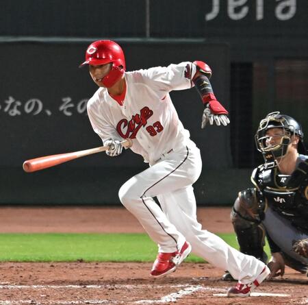 　８回、２点タイムリーを放つ前川（撮影・飯室逸平）