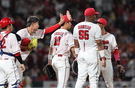 　９回を締め、タッチを交わす辻（撮影・市尻達拡）