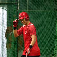 　１軍に合流し、フリー打撃で打撃投手にあいさつする佐々木（撮影・市尻達拡）