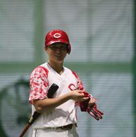 　１軍に合流し、打撃練習を終えて白い歯をのぞかせる佐々木（撮影・市尻達拡）