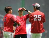 　１軍に合流し、新井監督、小園と話をする佐々木（撮影・市尻達拡）