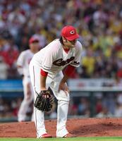 　３回、前川の打球が脚を直撃し、膝に手をつく床田（撮影・市尻達拡）