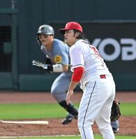 　３回、前川に先制打を許す床田（撮影・飯室逸平）