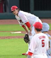 　３回、先制を許し、うなだれる床田（撮影・飯室逸平）