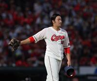 　３回、押し出し四球で失点し、帽子を取る床田（撮影・市尻達拡）