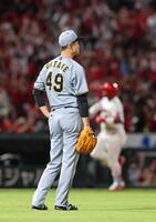 　３回、モンテロに左越え３ラン浴び、立ち尽くす大竹（撮影・市尻達拡）