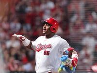 　３回、左越え３ランを放ち、タッチを交わすモンテロ（撮影・市尻達拡）