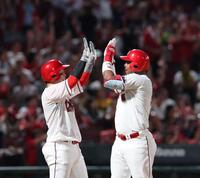 　３回、左越え３ランを放ち、小園とタッチを交わすモンテロ（撮影・市尻達拡）