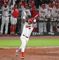 　３回、逆転３ランを放ち手を叩いて喜ぶモンテロ（撮影・飯室逸平）