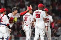 　９回を締め、タッチを交わす辻（撮影・市尻達拡）