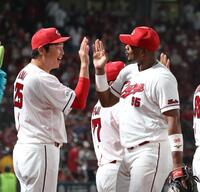 　勝利で終え、モンテロとタッチを交わす新井監督（撮影・市尻達拡）