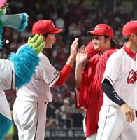 　勝利で終え、床田寛樹とタッチを交わす新井監督（撮影・市尻達拡）