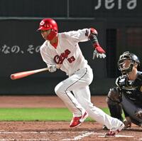 　８回、２点タイムリーを放つ前川（撮影・飯室逸平）