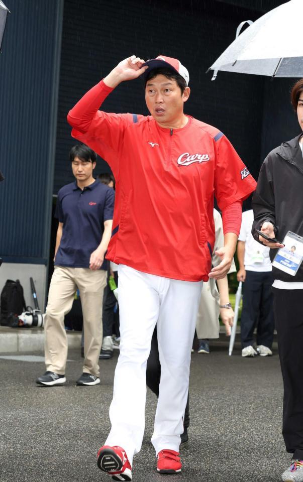 　練習を終え、引き揚げる新井監督（撮影・市尻達拡）