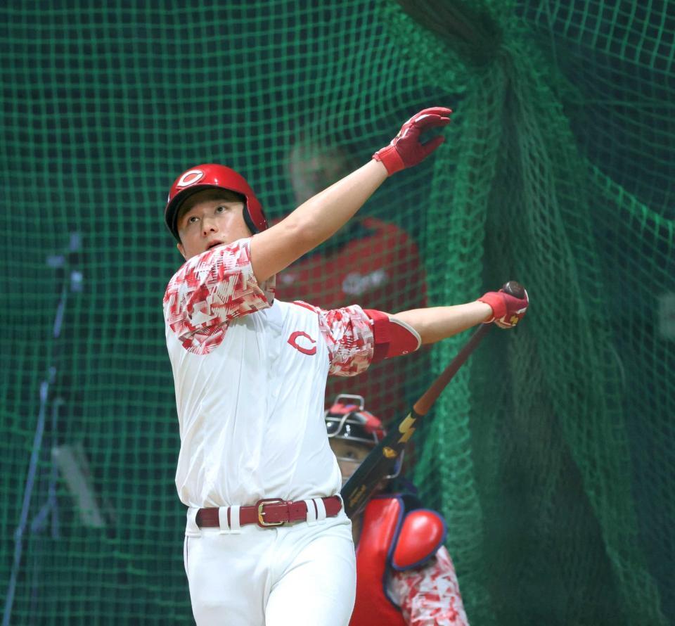 　１軍に合流し、シート打撃で鋭いスイングを見せる佐々木（撮影・市尻達拡）