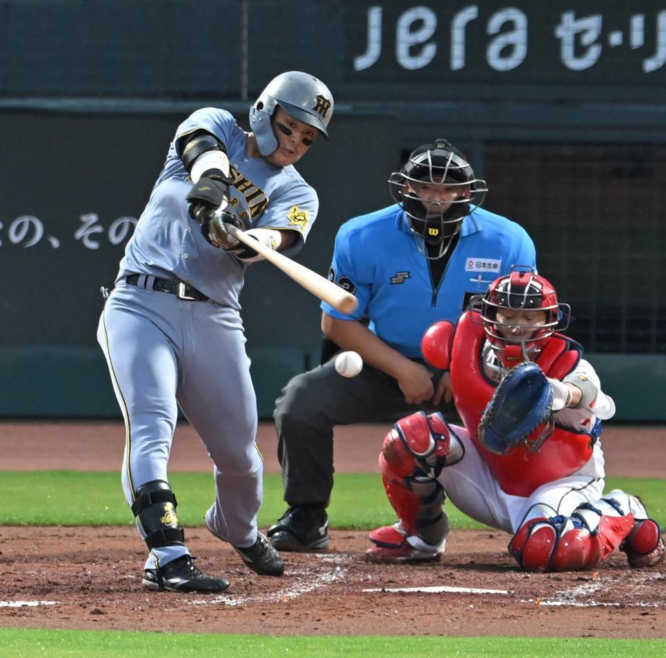 　３回、先制打を放つ前川（撮影・飯室逸平）