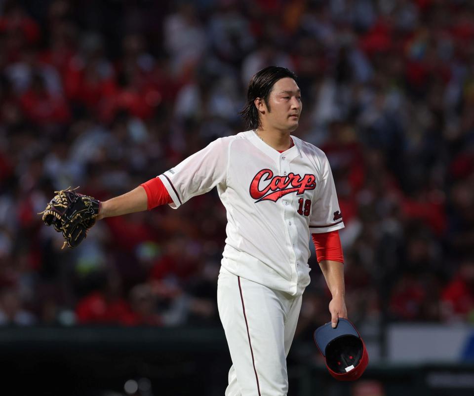 　３回、押し出し四球で失点し、帽子を取る床田（撮影・市尻達拡）