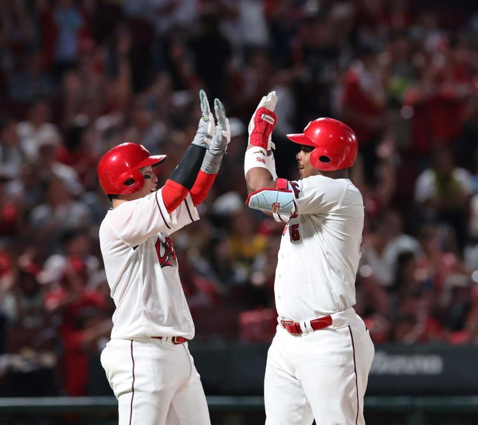 　３回、左越え３ランを放ち、小園とタッチを交わすモンテロ（撮影・市尻達拡）