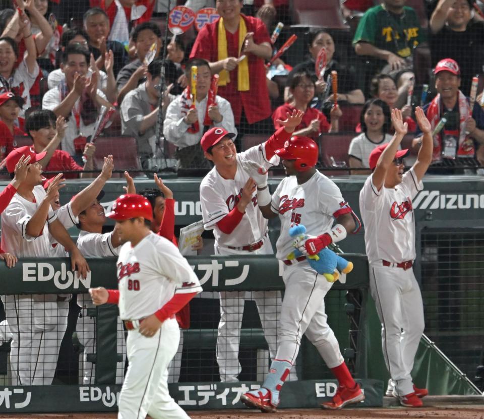 　３回、逆転３ランを放ったモンテロを歓喜の表情で迎える新井監督（中央）らカープナイン（撮影・飯室逸平）